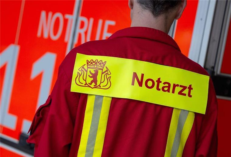 In Bremen Blumenthal: Zweijähriger fällt zehn Meter tief aus Fenster Zu einem Notfalleinsatz kam es am Dienstagnachmittag in Bremen, nachdem ein zweijähriges Kind aus dem Fenster eines Hauses zehn Meter in die Tiefe gefallen war.
