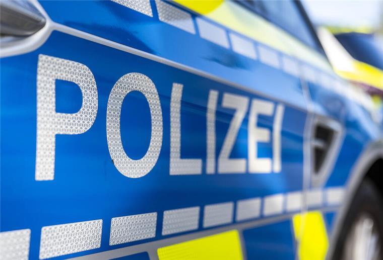 Unfall auf der B212: Autofahrer (19) kommt von Fahrbahn ab - Fahrt unter Drogen? Zu einem Unfall auf der B212 ist die Polizei am Montagmorgen gerufen worden. Der an dem Unfall beteiligte Autofahrer stand möglicherweise unter Drogeneinfluss.