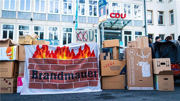Aktivisten steigen auf Balkon von CDU-Kreisverband Hannover Zu einer weiteren Protestaktion kam es am späten Nachmittag vor der CDU-Landesgeschäftsstelle.