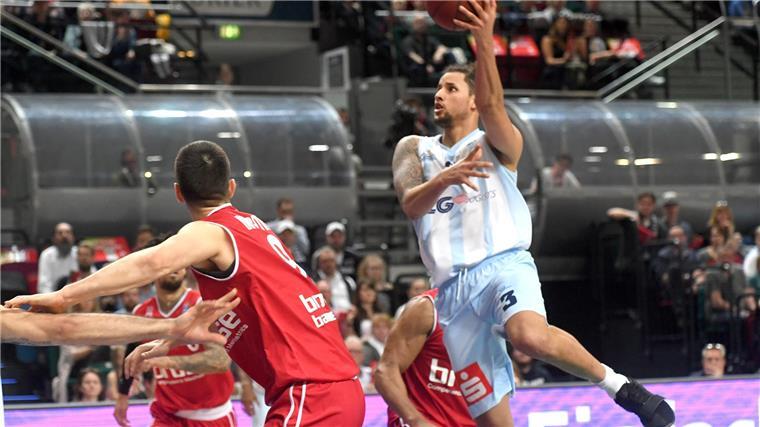 Basketball: Die Eisbären beackern den Bremer (Frei-)Markt Zu Erstliga-Zeiten waren die Eisbären regelmäßig zu Gast in Bremen. Anfangs wurden zwei Heimspiele pro Saison in der ÖVB-Arena ausgetragen, später dann sogar drei.