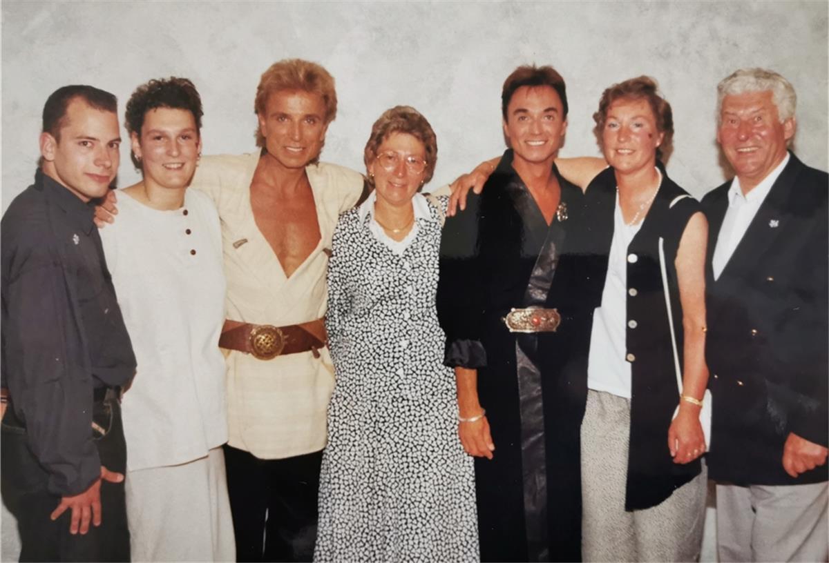 Warum die Stadt Nordenham ihren berühmtesten Sohn nicht würdigt Zu Gast in einer anderen Welt: In den 90ern stattete eine Nordenhamer Delegation dem Magier-Duo Siegfried (Dritter von links) und Roy (Dritter von rechts) in Las Vegas einen Besuch ab. Das Bild zeigt (von links): Florian Albers, Sylvia Jacob, Gerda Lahme sowie Traute und Fritz Jacob.