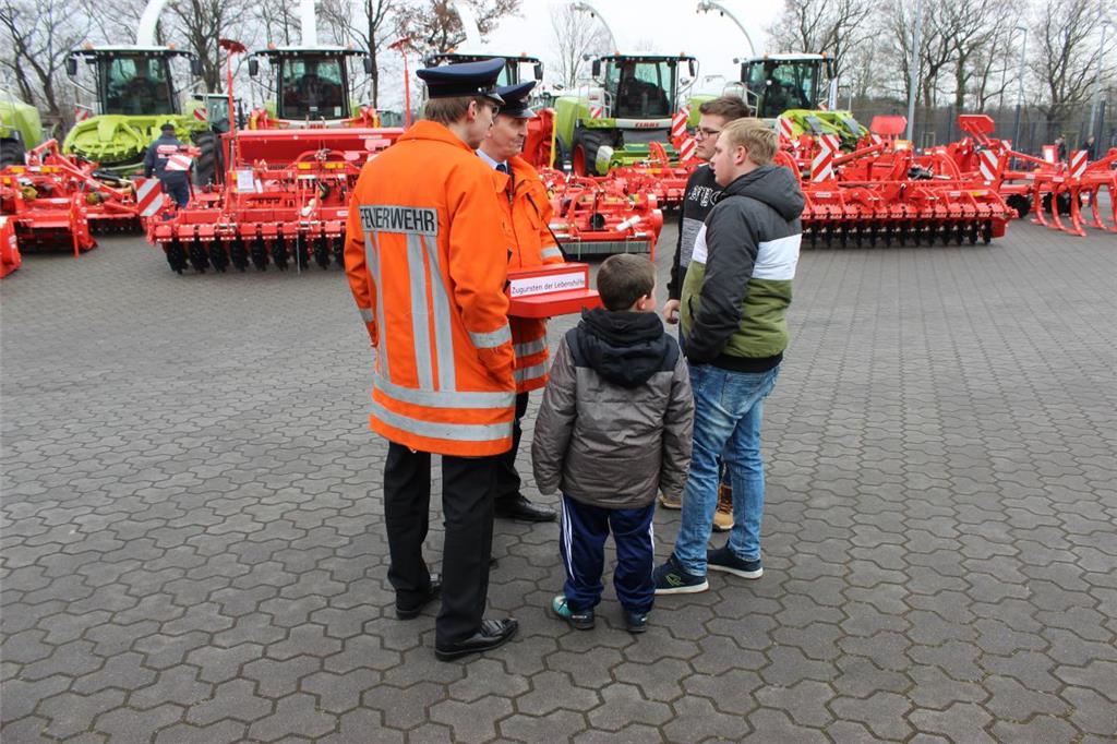 Zu gewinnen gab es bei Fricke auch etwas: Den Losverkauf übernahmen Feuerwehrleu...