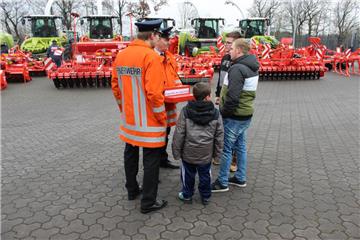 Zu gewinnen gab es bei Fricke auch etwas: Den Losverkauf übernahmen Feuerwehrleu...