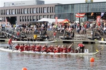 Zu-gleich: Die Drachenboot-Teams kämpfen im Fischereihafen um die vorderen Platzierungen.
