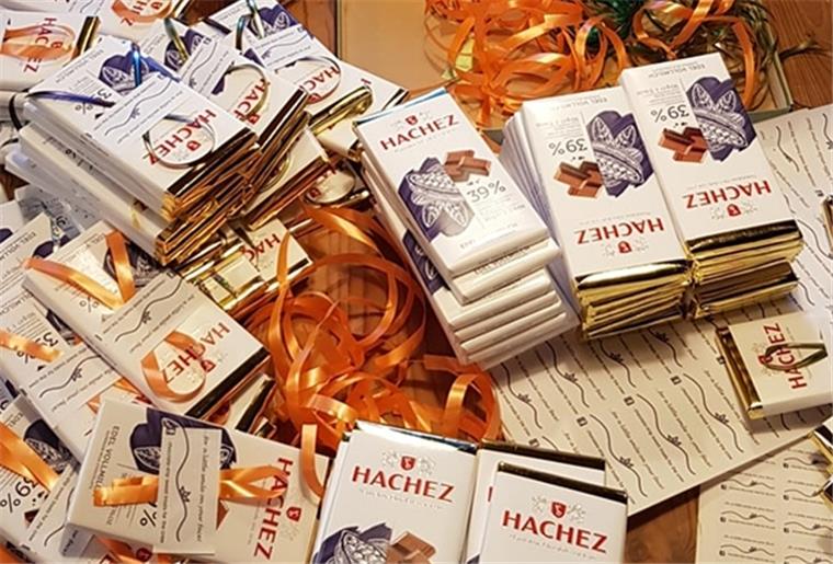 „Mein Schiff 3“-Crew sagt „Danke“ Zu Hause hat Eva Erkenberg mit Helfern jedes einzelne Stück zu einem Geschenk gemacht.