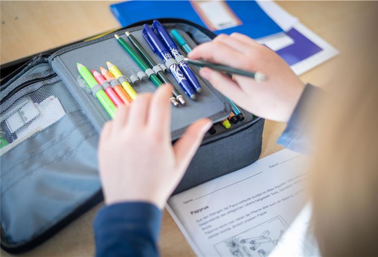 Bremerhaven: Frost will klare Regeln für Schulen Ein Schüler lernt.