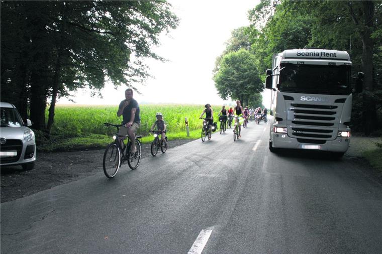 Zu heiklen Situationen kam es während der Demonstration für einen Radweg entlang der Kreisstraße 48.