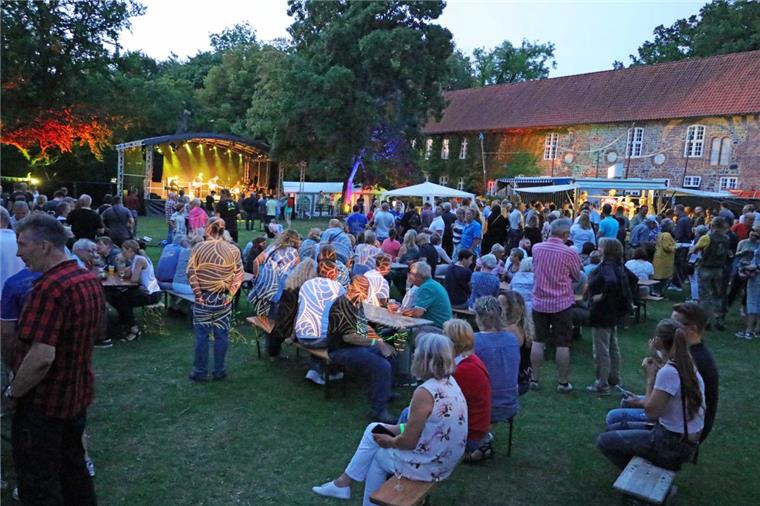 Zu Hunderten strömten die Besucher in den Zevener Stadtpark, um den Auftakt des Kultursommers zu genießen.