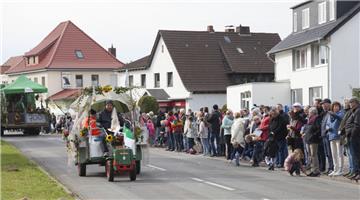Zu Hunderten verfolgten Einheimische und Gäste den eindrucksvollen Ernteumzug. 