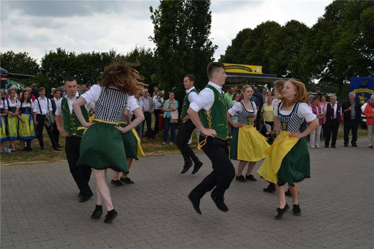 Die schönsten Fotos vom Tag des offenen Hofes in Uthlede Zu jedem guten Tag des offenen Hofes gehört eine flotte Tanzeinlage. So auch in Uthlede.