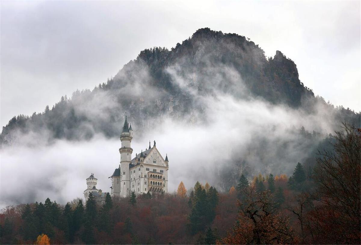 Zu jeder Jahreszeit ein Hingucker: Schloss Neuschwanstein - hier in herbstlicher Landschaft. (Archivbild)