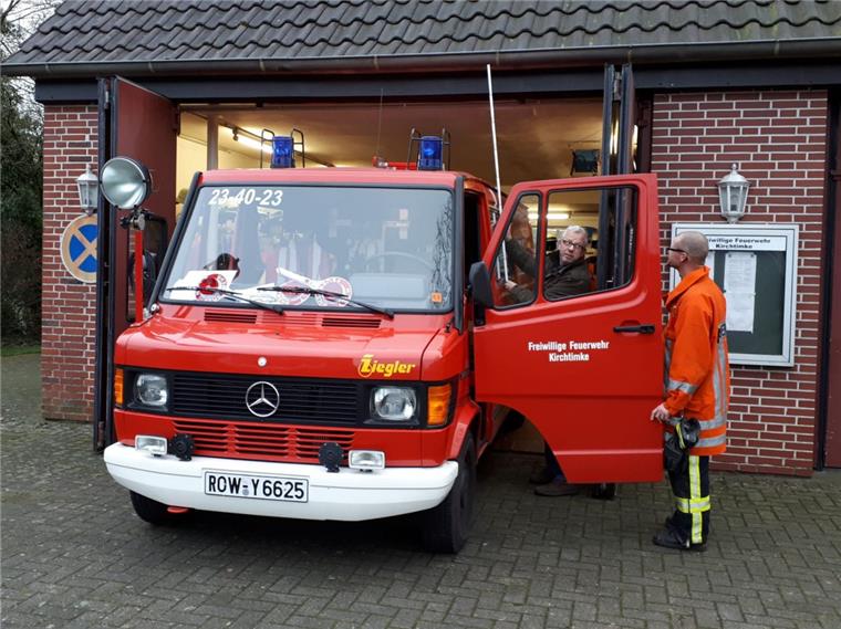 Samtgemeinde Tarmstedt: Kirchtimke muss sparen Zu klein und nicht mehr normgerecht: Frank Tibke (links) und Henry Hahs von der Feuerwehr Kirchtimke messen es nach. Wann, wie und ob es ein neues Feuerwehrhaus gibt, ist derzeit offen.