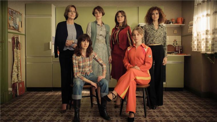 Die „Ku’damm“-Serie wird rund um die Welt geguckt Zu „Ku’damm 77“ laufen die Dreharbeiten noch.