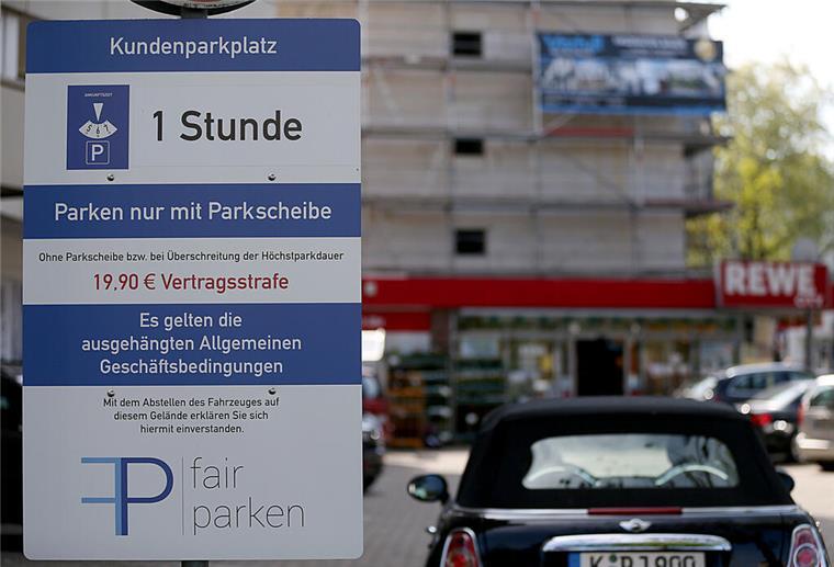 Vertragsstrafe fürs Falschparken: Das droht bei Verstößen auf Supermarktparkplätzen Ein Hinweisschild steht auf dem Parkplatz eines Supermarktes. Bei Verstößen drohen Vertragsstrafen.