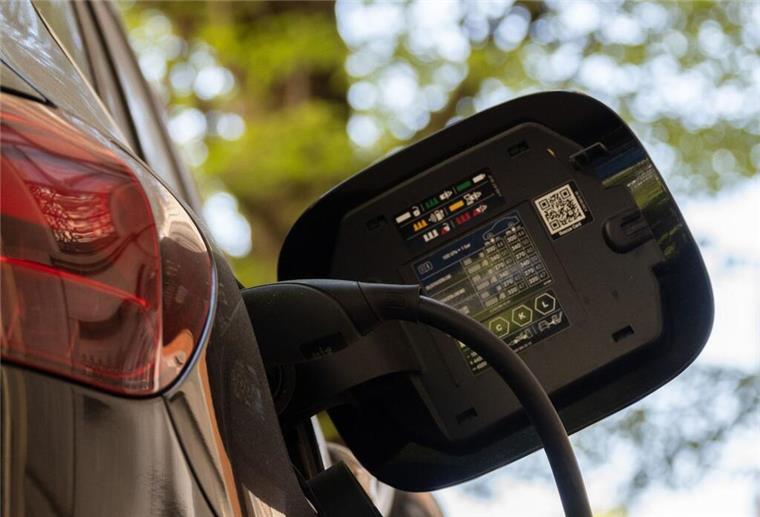 Ein E-Auto wird an einer Ladesäule geladen. 