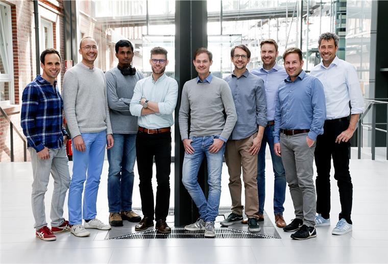 Zu neunt gestartet, mittlerweile bei 25 Mitarbeitern und auf Wachstumskurs: die Elise GmbH mit ihren Gründer Dr. Moritz Maier (rechts), Daniel Siegel (3. von rechts) und Sebastian Möller (Mitte).