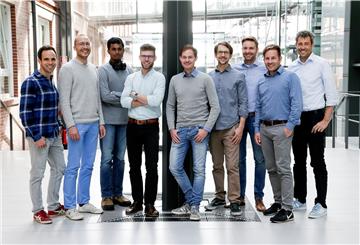 Zu neunt gestartet, mittlerweile bei 25 Mitarbeitern und auf Wachstumskurs: die Elise GmbH mit ihren Gründer Dr. Moritz Maier (rechts), Daniel Siegel (3. von rechts) und Sebastian Möller (Mitte).