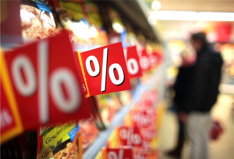 Zu Ostern locken Sonderangebote im Lebensmittelhandel Prozentzeichen hängen in einem Supermarkt an Regalen.