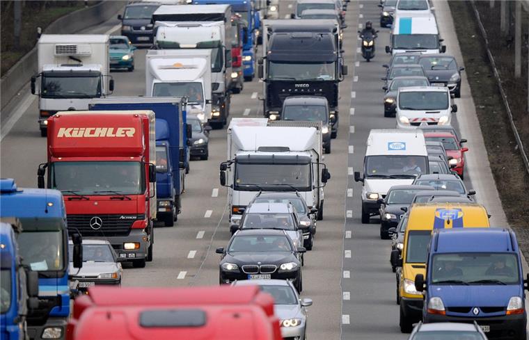 ADAC: Größte Staugefahr herrscht an Donnerstag und Karsamstag Zu Ostern wird es wieder voll auf den Autobahnen.