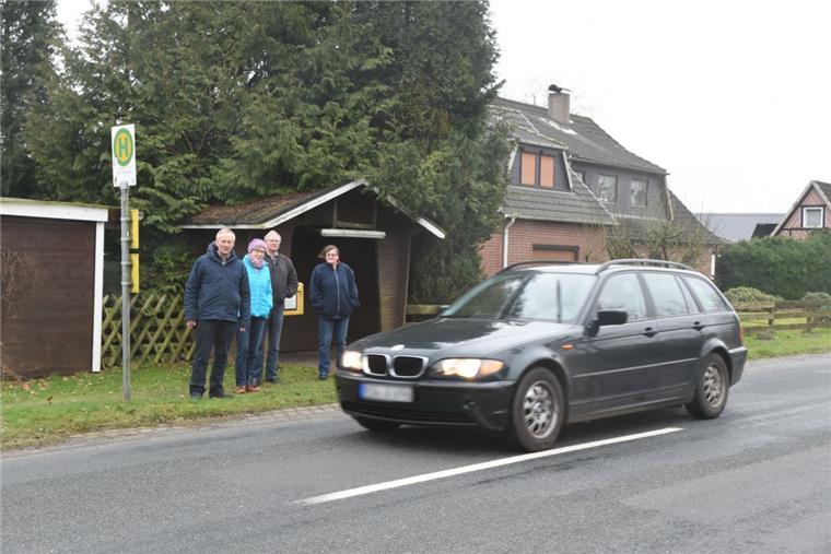 Frelsdorf: Ein Dorf fordert ein Tempolimit Zu schnell und zu gefährlich? Viele Frelsdorfer rund um Ortsvorsteher Gerd Hillmann (CDU, links) wünschen sich Tempo 70 auf der K 41, damit die Autofahrer achtsamer fahren. Anders als das gezeigte Auto, drücken hier wohl viele Verkehrsteilnehmer zu stark aufs Gaspedal. Foto Brocks