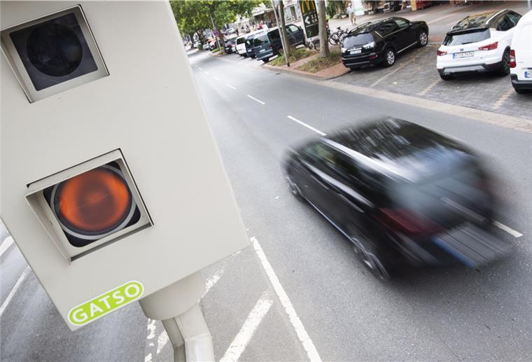 Ein Blitzer misst die Geschwindigkeit der Autos.