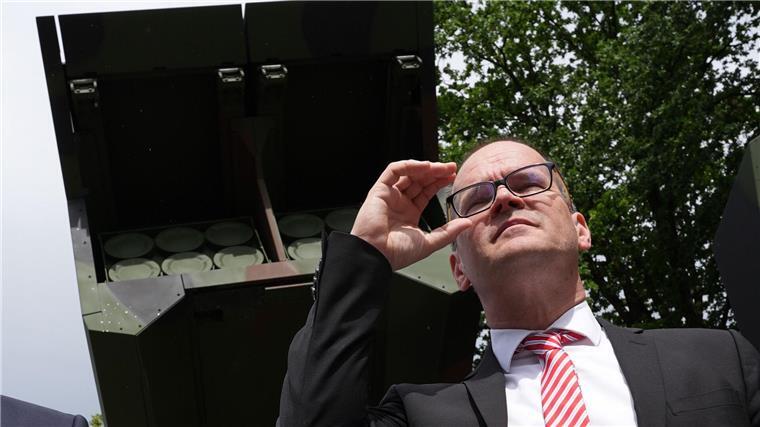 Wirtschaftsminister Tonne sieht Rüstung als neuen Jobmotor Zu sehen bekommt Tonne auch einen Mehrfachraketenwerfer....