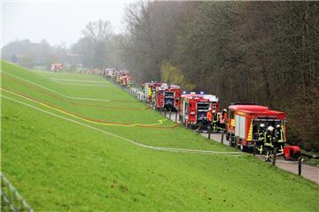 Zu Spitzenzeiten förderten 14 Feuerlöschpumpen Wasser aus den Entwässerungsgräben über den Weserdeich ins Deichvorland.