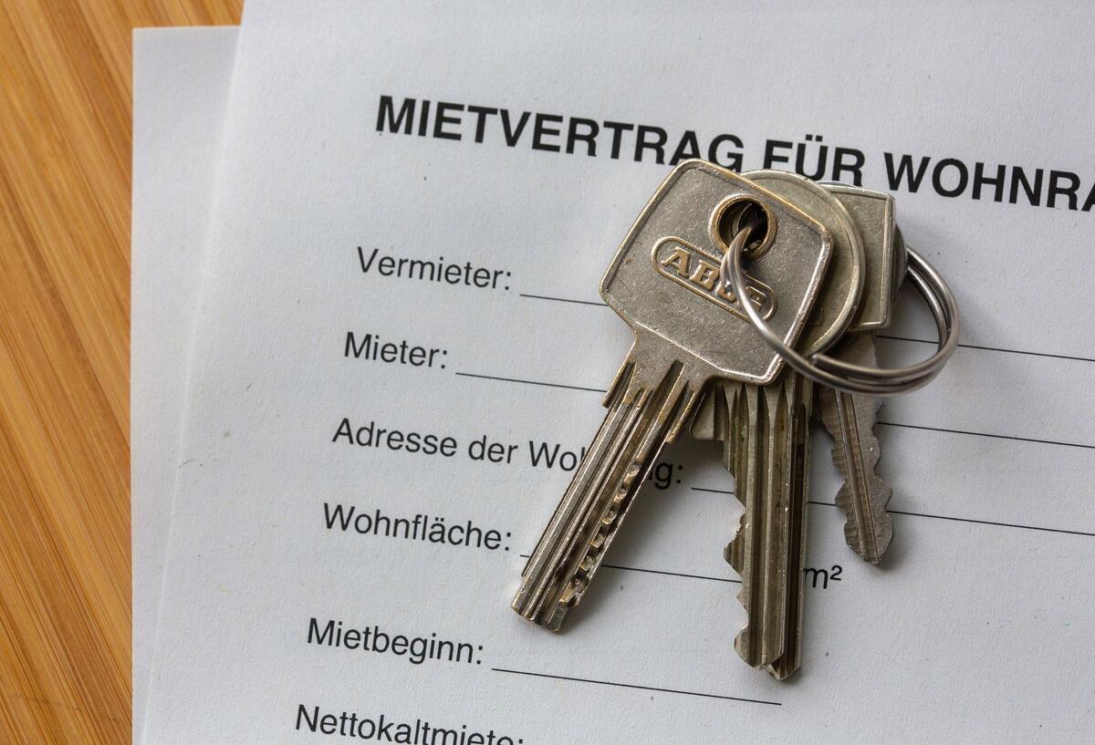 Bürgergeld vor dem Aus: Neue Regeln zwingen viele Empfänger zum Wohnungswechsel Ein Mietvertrag für Wohnräume liegt zusammen mit Wohnungsschlüsseln auf einem Tisch.