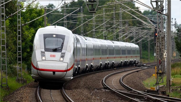 Gut jeder dritte Fernzug der Deutschen Bahn 2024 verspätet Zu Weihnachten lief der Bahn-Verkehr überraschend reibungslos. (Archivbild)