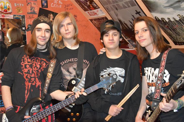 Nordenhamer Metalcore-Band ist auf der Suche nach Proberaum Zu wenig Platz: Die Nordenhamer Band Keep me in your Prayers muss seit einem Jahr in einem Kinderzimmer proben. Lars Grüneisen (von links), Finley Sewelies, Justin Ehré und Til Jasper Kara suchen händeringend einen Raum für ihr Hobby.