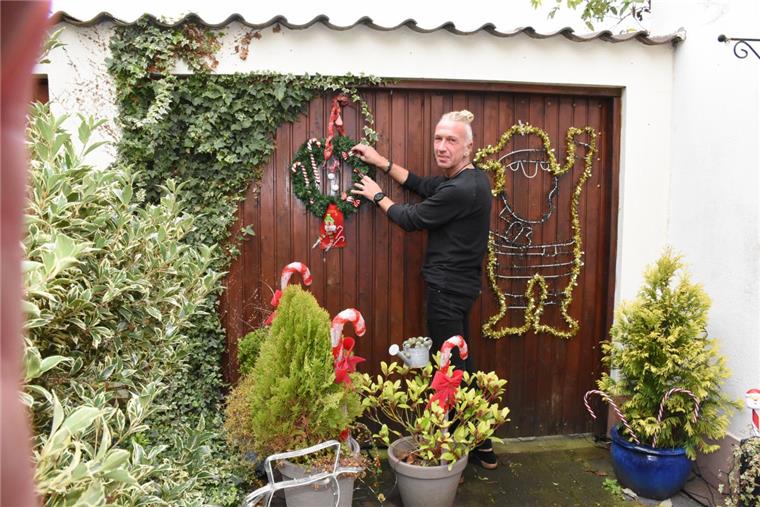 Bremerhavener im weihnachtlichen Dekorationsfieber Zuckerstangen, Lichterketten, Weihnachtsmänner im Stadtnorden – Haus und Garten von Tommy Raasch verwandeln sich in diesen Tagen in ein Weihnachtswunderland.