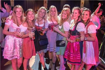 Zünftige Gaudi beim Oktoberfest in der Stadthalle. Foto: Adebahr
