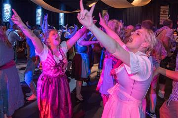 Zünftige Gaudi beim Oktoberfest in der Stadthalle. Foto: Adebahr