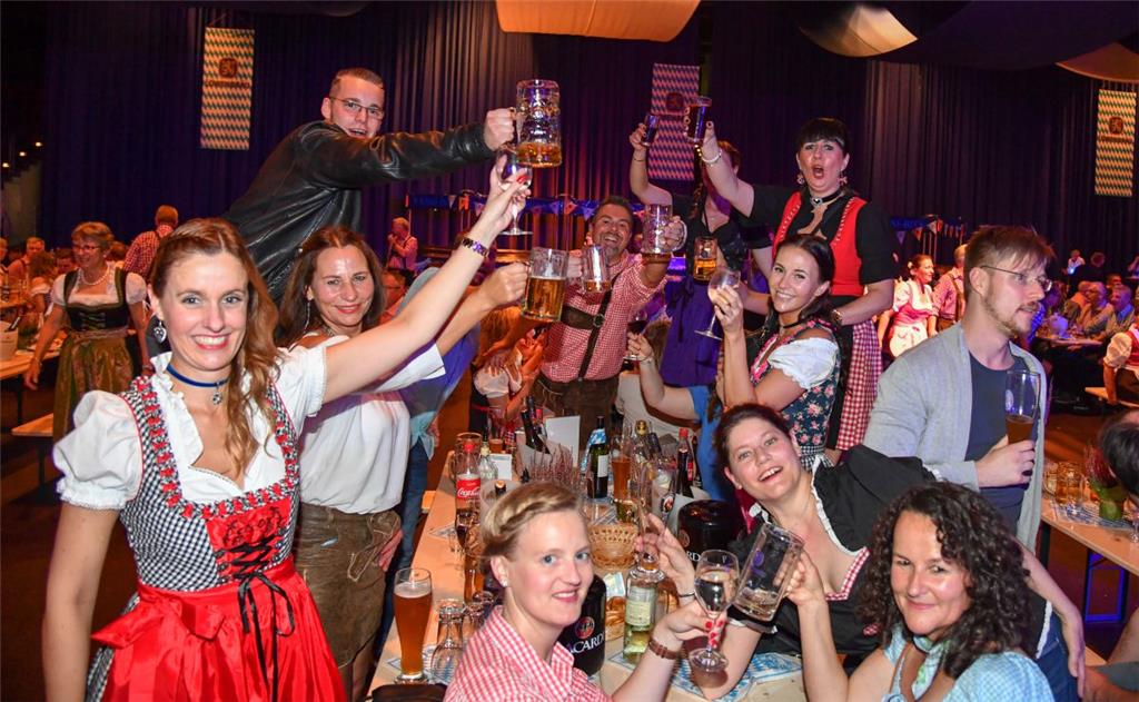Zünftige Gaudi beim Oktoberfest in der Stadthalle. Foto: Scheschonka