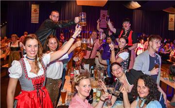 Zünftige Gaudi beim Oktoberfest in der Stadthalle. Foto: Scheschonka