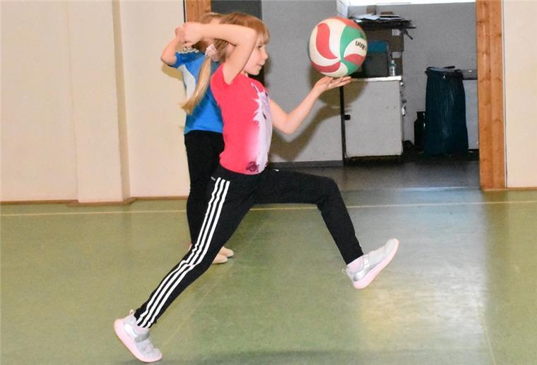 Zuerst muss der Ball auf den Boden geprellt werden. Dafür wird er mit der Faust oder dem Unterarm gespielt, wofür die junge Spielerin ordentlich Schwung holt.