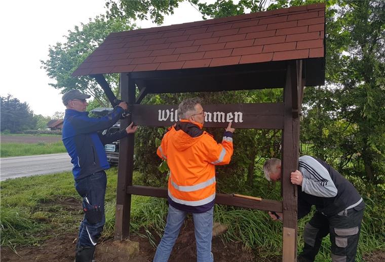 Zuerst wurden die vier maroden Begrüßungstafeln per Bagger abgeholt, dann saniert. Die Montage an den Ortseingängen war ebenfalls Teamwork.