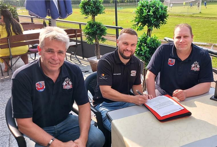 REV holt in Dominik Döge einen neuen Coach Zufrieden bei der Vertragsunterschrift: Jugendleiter Horst Müller, Dominik Döge und Sportwart Timo Basse (von links).