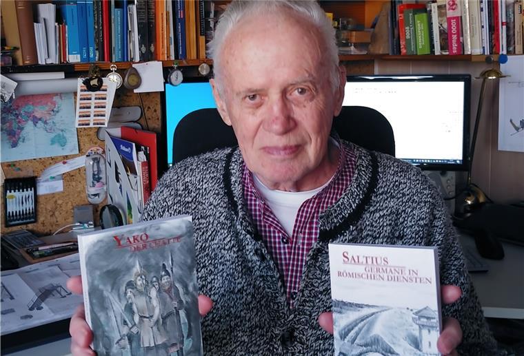 Drangstedter schreibt Bücher über die Germanen Gerhard Pflanz aus Drangstedt hält seine zwei Romane hoch.