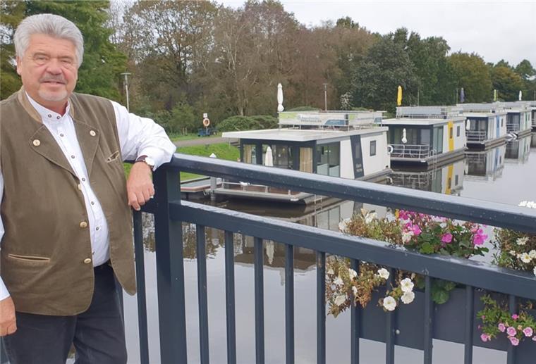 Die Hausboote auf dem Beerster Kanal sind begehrte Ferienwohnungen.