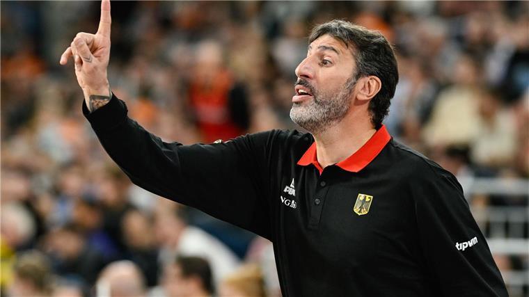 Erleichtert und stolz: 18-Jähriger erfreut Bundestrainer Zufrieden und erleichtert: Basketball-Bundestrainer Álex Mumbrú nach seinem ersten Sieg.