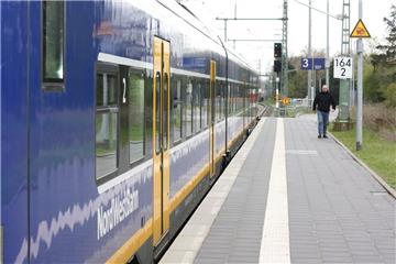 Zug am Stubbener Bahnhof: Der Bahnsteigwechsel ist nach dem Bau der Brücke für die Fahrgäste beschwerlich geworden.  