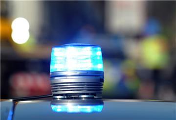 ARCHIV - 19.04.2016, Baden-Württemberg, Niederstotzingen: Das Blaulicht eines Streifenwagens der Polizei leuchtet auf der Autobahn 7. (zu dpa: «14-Jähriger wegen Angriffs auf Gleichaltrigen in U-Haft») Foto: Stefan Puchner/dpa +++ dpa-Bildfunk +++
