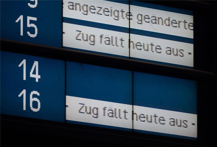 Immer mehr Zugausfälle bei der Bahn: Das steckt dahinter Eine Anzeige weist auf einen Zugausfall hin.