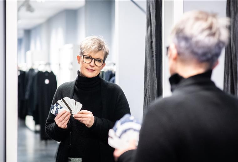 Braucht die Bremerhavener City Veränderung beim Parken? Zukunftsserie: Innenstadt. Parkticket-Gutscheine für Kunden, die beim Einkauf kostengünstiger ihre Fahrzeuge abstellen können. Im Bild: Christiane Lührs, Inhaberin des gleichnamigen Modegeschäftes in der Bremerhavener Fußgängerzone. Foto: Hartmann