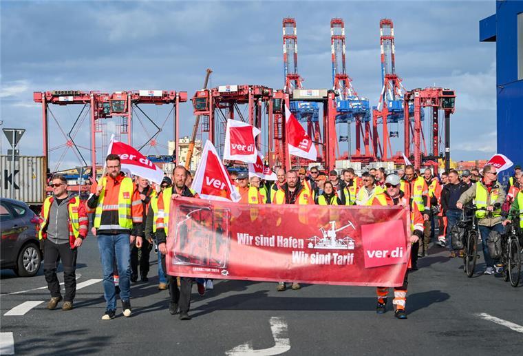 Droht nun der nächste Streik? Verdi lehnt im Tarifstreit Angebot für Hafenarbeiter ab Zuletzt gingen die Hafenarbeiter aus Bremerhaven im Juli auf die Straßen.