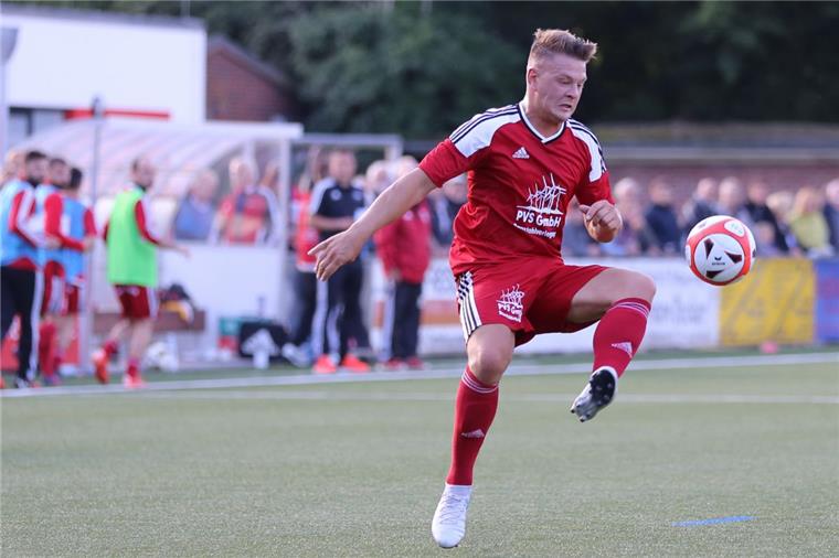 Der SV Brake deklassiert den nächsten Gegner in der Bezirksliga Zum 4:0-Sieg gegen den FC Rastede steuerte der Braker Angreifer André Jaedtke den vierten Treffer unmittelbar vor der Pause bei.