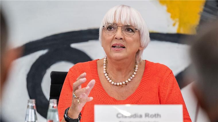 Roth will Fördermöglichkeiten für kleine Verlage prüfen Zum 75. Jubiläum der Frankfurter Buchmesse sieht sich die Verlagsbranche nach Einschätzung von Kulturstaatssekretärin Claudia Roth mit zahlreichen Herausforderungen konfrontiert.