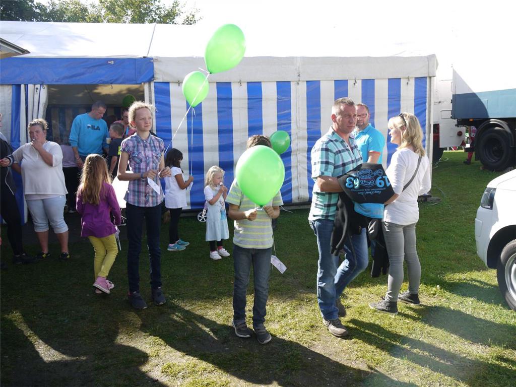 Zum Abschluss ein Luftballonwettbewerb-Welcher Ballon fliegt mit seiner Karte am...