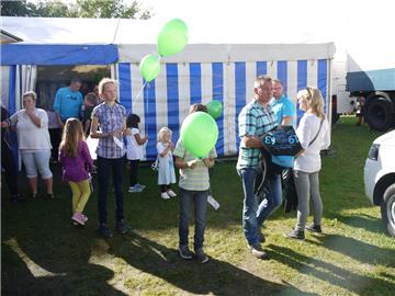 Zum Abschluss ein Luftballonwettbewerb-Welcher Ballon fliegt mit seiner Karte am...